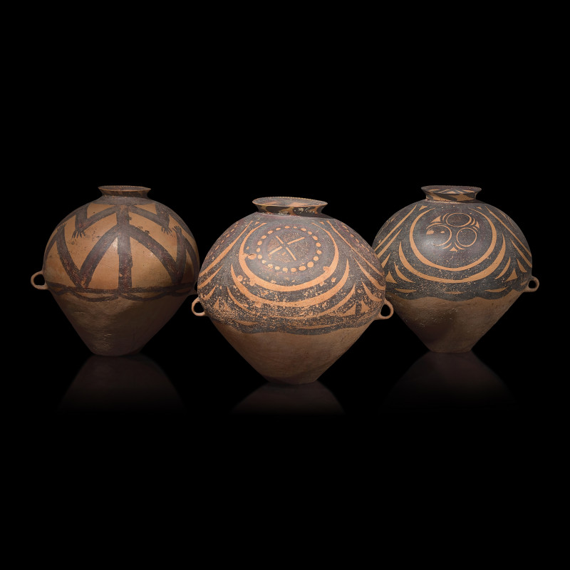 新石器時代 馬家窯文化馬廠型雙耳彩陶甕三只 | Three Large Chinese Painted Pottery Jars, Neolithic Period, Majiayao Culture, Machang Type - 图1