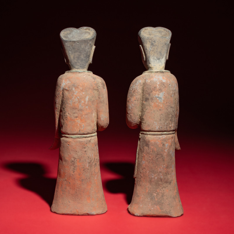 漢 灰陶彩繪持鷹女俑一對 | A Pair of Chinese Painted Grey Pottery Ladies with Owls, Han Dynasty - 图4