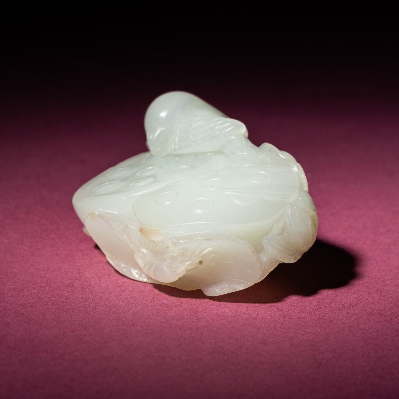 清中期 白玉雙蓮子把件 | A Chinese White Jade Carving of Double Lotus Pods, 18th/19th Century - 图9