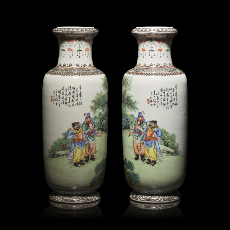王錫良（1922-2023）1946年繪粉彩三顧茅廬棒槌瓶一對 | A Pair of Chinese Famille Rose 'The Three Visits to the Thatched Cottage' Porcelain Vases by Wang Xiliang (1922-2023) —... - 图2