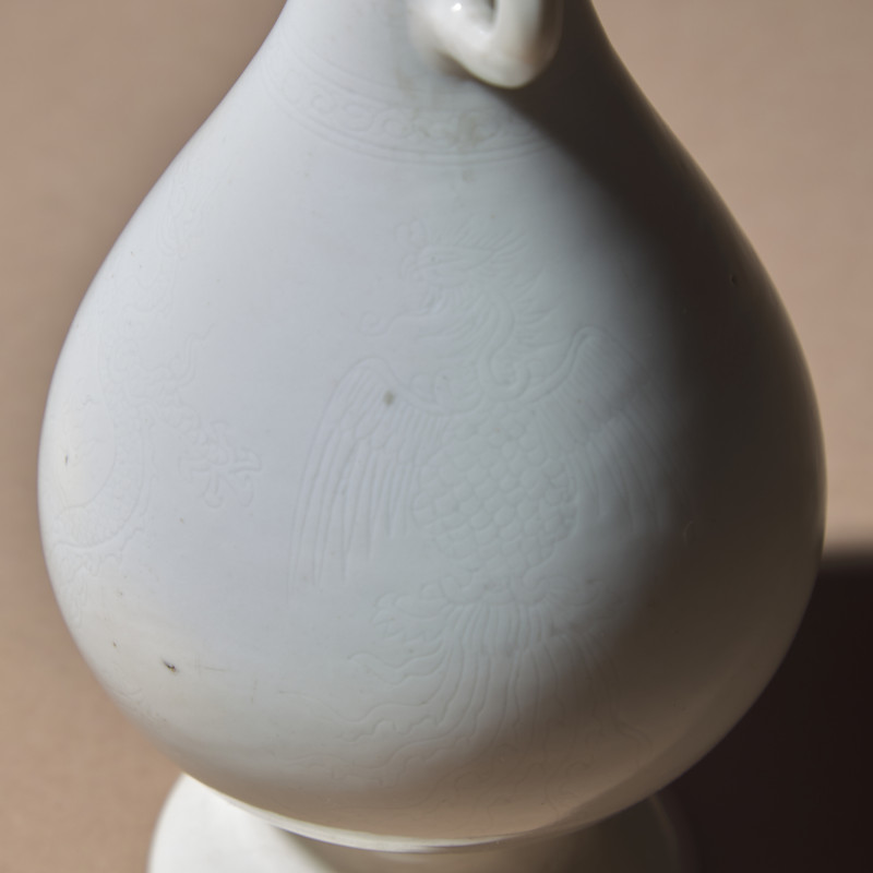 清 雙龍耳暗刻龍鳳紋白釉瓶及白釉四方小瓶 | Two Chinese White Glazed Porcelain Vases, Qing Dynasty - 图4