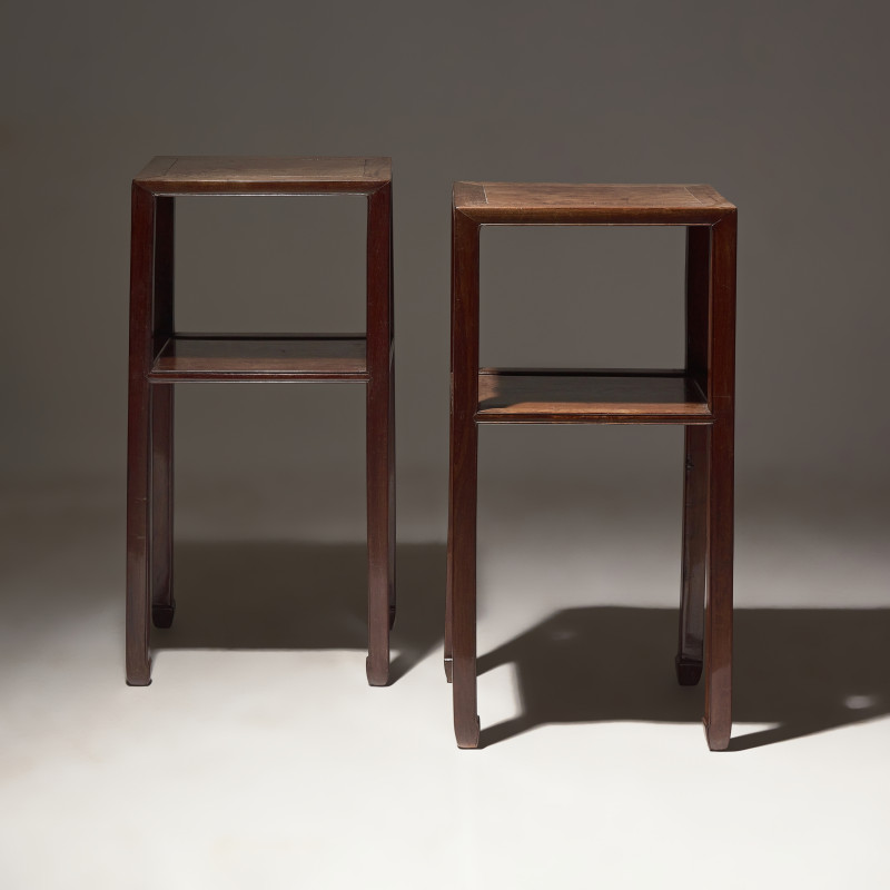 清中期 或爲黃花梨邊几一對 | A Pair of Chinese Hardwood, Possibly Huanghuali, Stands, Qing Dynasty, 18th Century - 图2