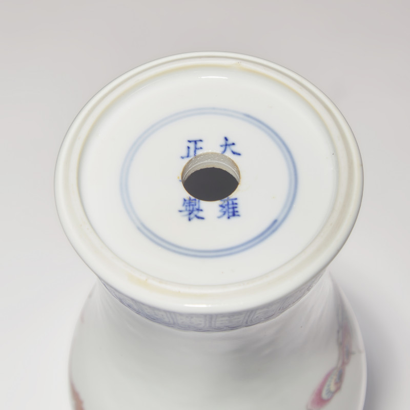 雍正款 粉彩靈芝紋盤螭龍搖鈴尊 | A Finely Decorated Chinese Enameled 'Lingzhi and Chilong' Porcelain Vase, Yongzheng Mark - 图6