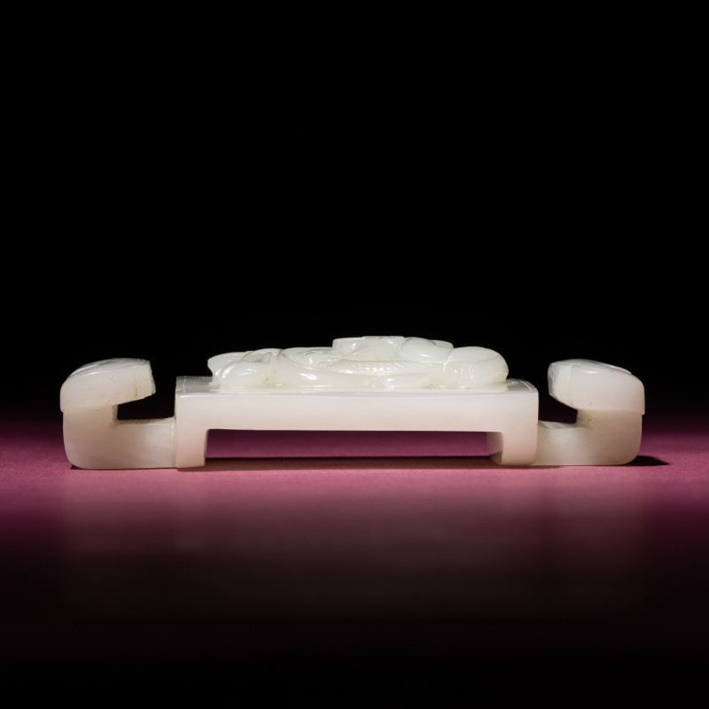 清中期 白玉螭龍紋帶扣 | A Chinese Carved White Jade 'Dragon' Belt Hook, 18th Century - 图3