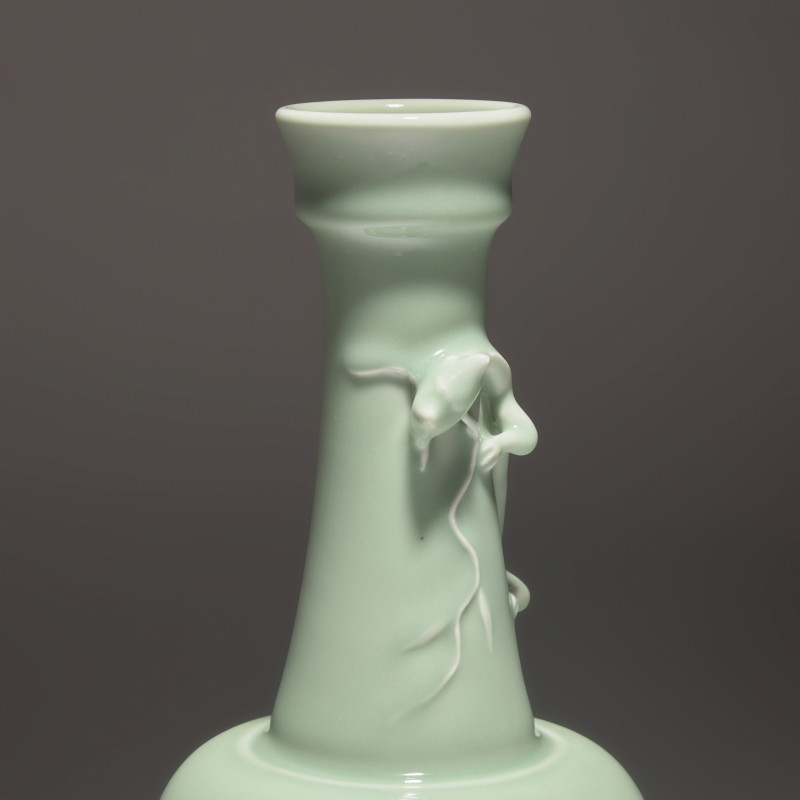 雍正款 粉青釉盤螭龍長頸瓶 | A Chinese Celadon Glazed 'Chilong' Vase, Yongzheng Mark - 图4