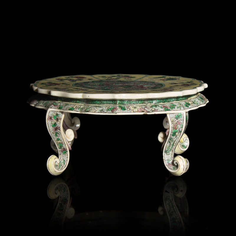 清晚期 五彩龍紋花口四足器座 | A Chinese Famille Verte Biscuit Floriform Stand, 19th Century - 图2