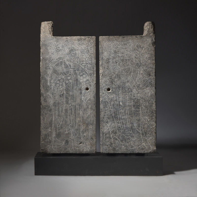 盛唐 綫刻仕女圖青石墓門一對 | A Pair of Large Chinese Engraved 'Ladies' Tombs Doors, Mid Tang Dynasty - 图1