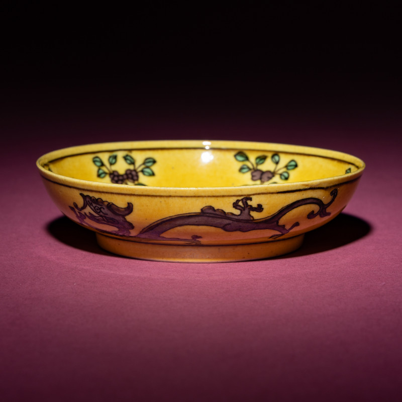 清道光 黃地紫綠彩雙龍戲珠紋碟 | A Small Chinese Yellow Ground Green and Aubergine 'Dragon' Dish, Daoguang Mark and Period - 图2