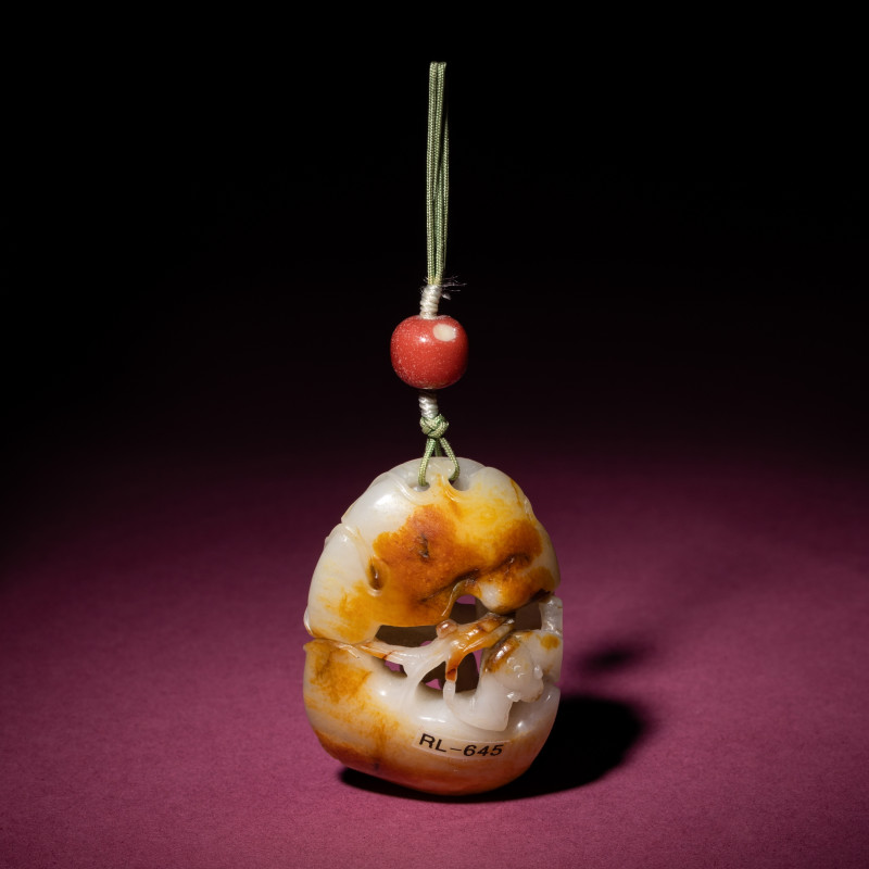 清中期 白玉帶皮鏤雕石榴荔枝佩 | A Chinese Russet and White Jade Reticulated Pendant, 18th/19th Century - 图2
