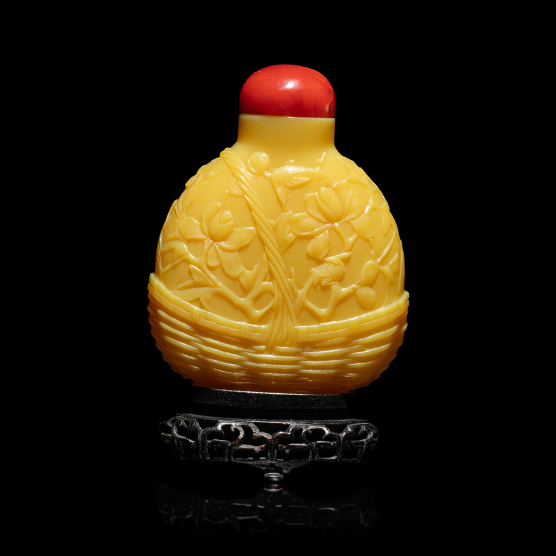 清中期 鷄油黃料花籃式稻穀鳥雀紋大鼻烟壺 | A Large Chinese Carved Yellow Peking Glass 'Basket' Snuff Bottle, 1750-1830 - 图3