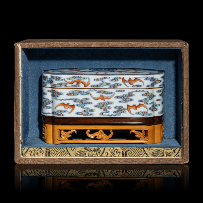 清中期 斗彩五福捧壽長方盒 | A Chinese Doucai Porcelain 'Bats and Clouds' Box and Cover, 18th Century