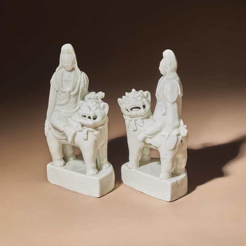 清早期 德化白瓷文殊菩薩一對 | A Matched Pair of Chinese Blanc-de-Chine Figural Groups of Bodhisattva Manjushri Sitting on Fu Lion, Late 17th Century - 图2