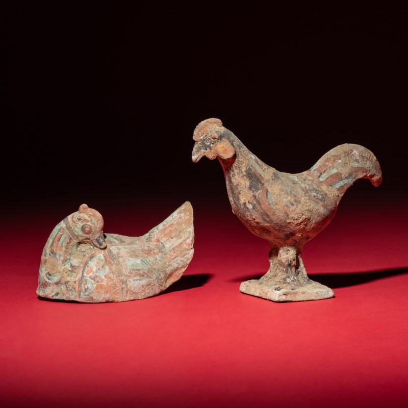 漢 灰陶彩繪鴛鴦與小公雞 | A Chinese Painted Pottery Mandarin Duck and a Cockerel, Han Dynasty - 图2