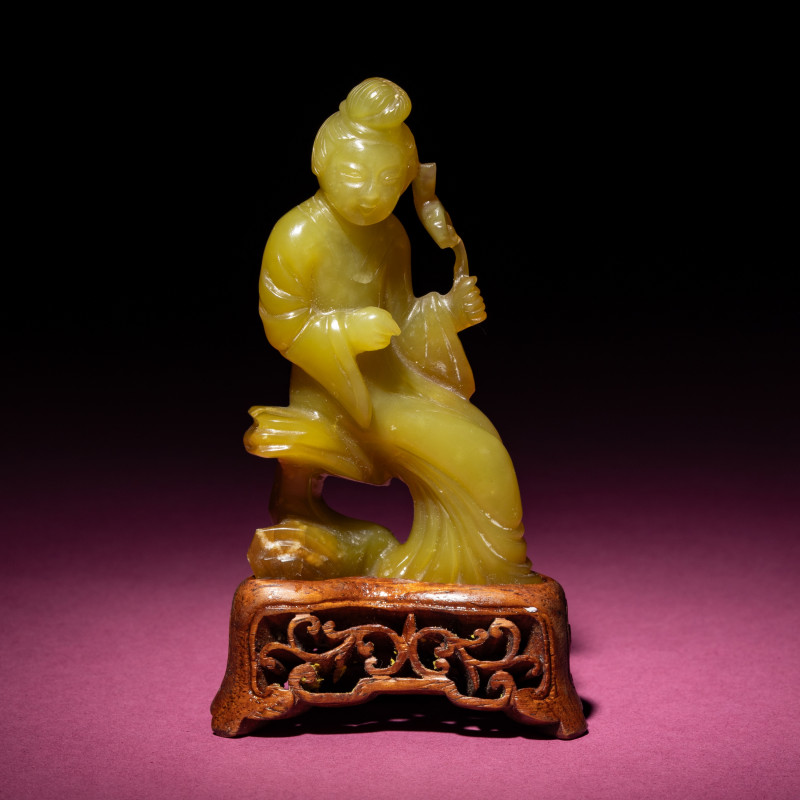 清晚期 黃玉持蓮仕女 | A Chinese Yellow Jade Seated Figure of a Lady, Late Qing Dynasty - 图1
