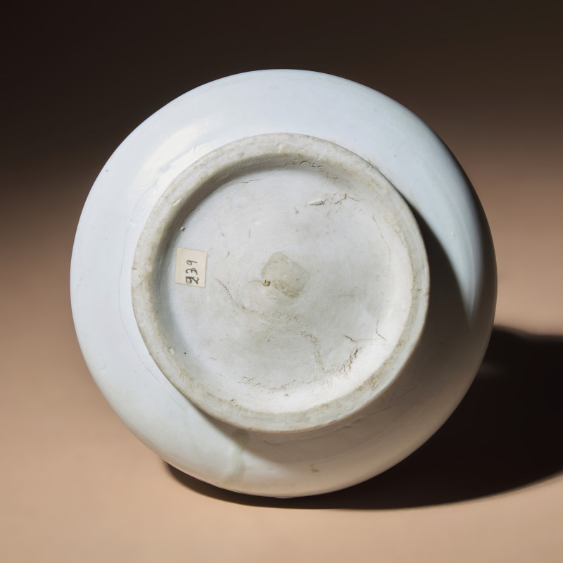明中期 白釉模印纏枝花卉敞口罐 | A Chinese White Glazed Molded Porcelain 'Floral' Jar, Mid Ming Dynasty, 15th Century - 图3