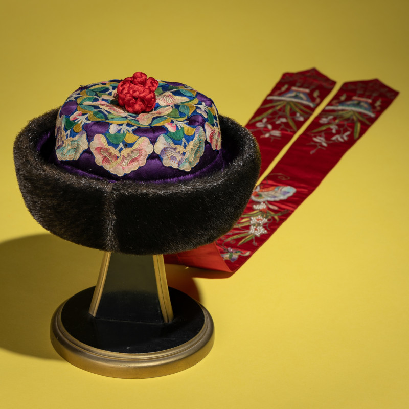 清晚期 紫頂蓋花鑲珠后妃坤秋帽 | An Embroidered Silk Manchu Noblewoman's Winter Hat, Kunqiumao , 19th Century - 图3