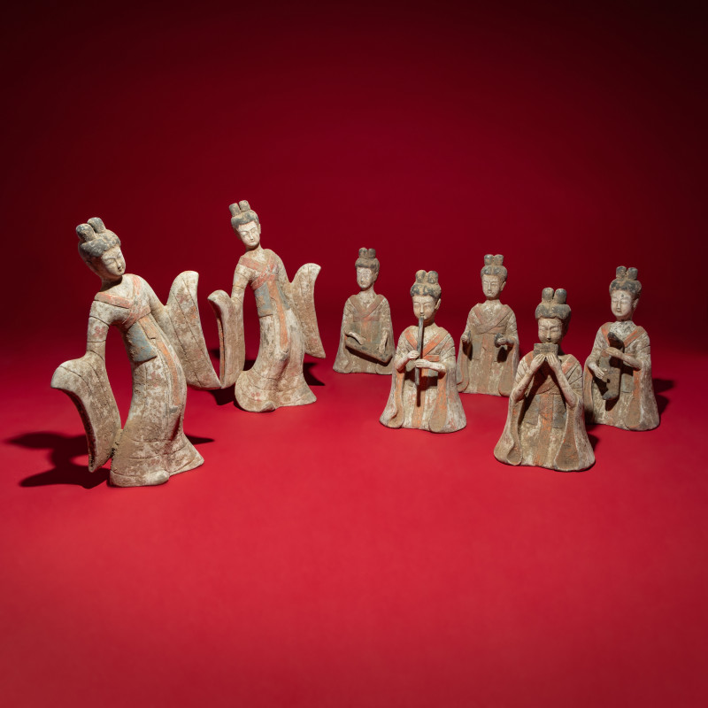 隋-唐 彩繪陶伎樂舞俑一組七件 | A Group of Seven Chinese Painted Pottery Figures of Musicians and Dancers, Sui-Tang Dynasty - 图1