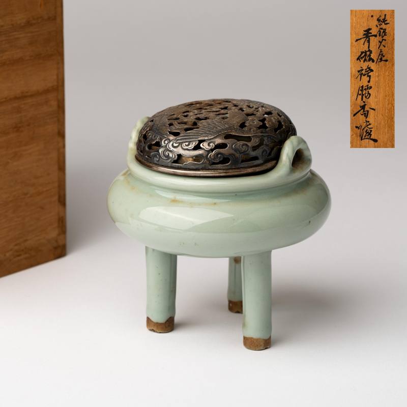    清 三足青釉香爐