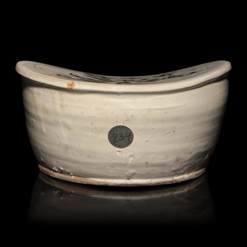 宋 磁州窯萱草紋枕 | A Chinese Cizhou Slip-Decorated Pillow, Song Dynasty - 图4