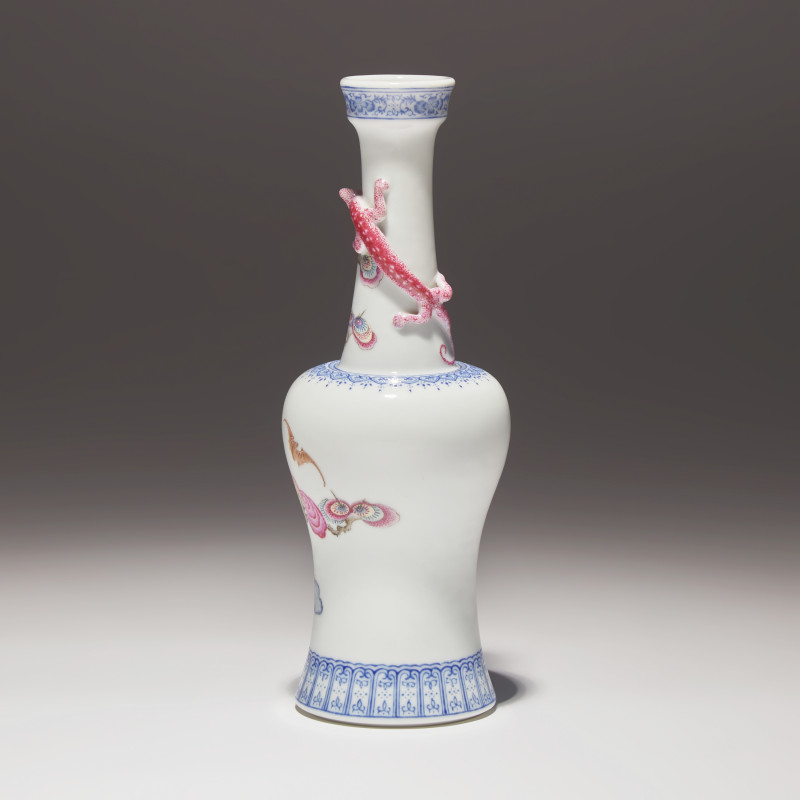 雍正款 粉彩靈芝紋盤螭龍搖鈴尊 | A Finely Decorated Chinese Enameled 'Lingzhi and Chilong' Porcelain Vase, Yongzheng Mark - 图2