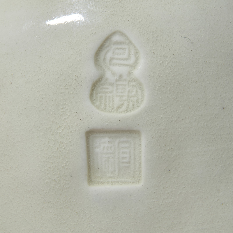 清 何朝宗款德化白瓷觀音立像 | A Chinese Blanc-de-Chine Porcelain Standing Figure of Guanyin with 'He Chaozong' Mark, Qing Dynasty - 图7