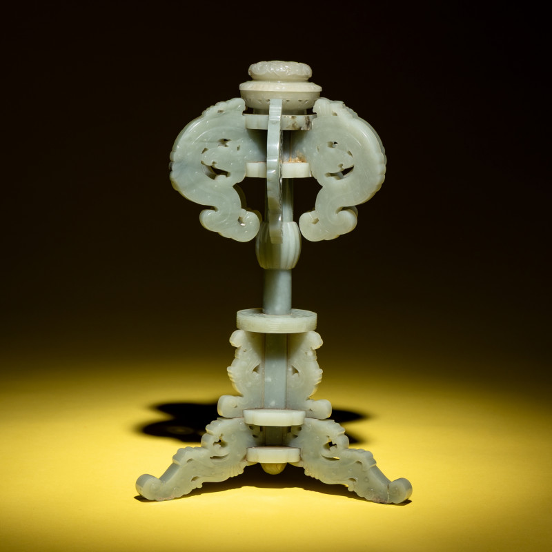 清晚期 青玉鏤雕夔龍紋冠架 | A Chinese Celadon Jade Hat Stand, 19th Century
