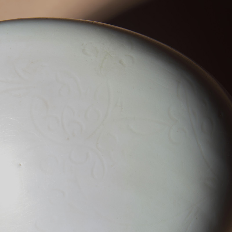 清早期 德化白瓷暗刻花卉紋帶座油燈 | A Rare Chinese Blanc-de-Chine Porcelain Oil Lamp and Stand, Mid 17th-Early 18th Century - 图4