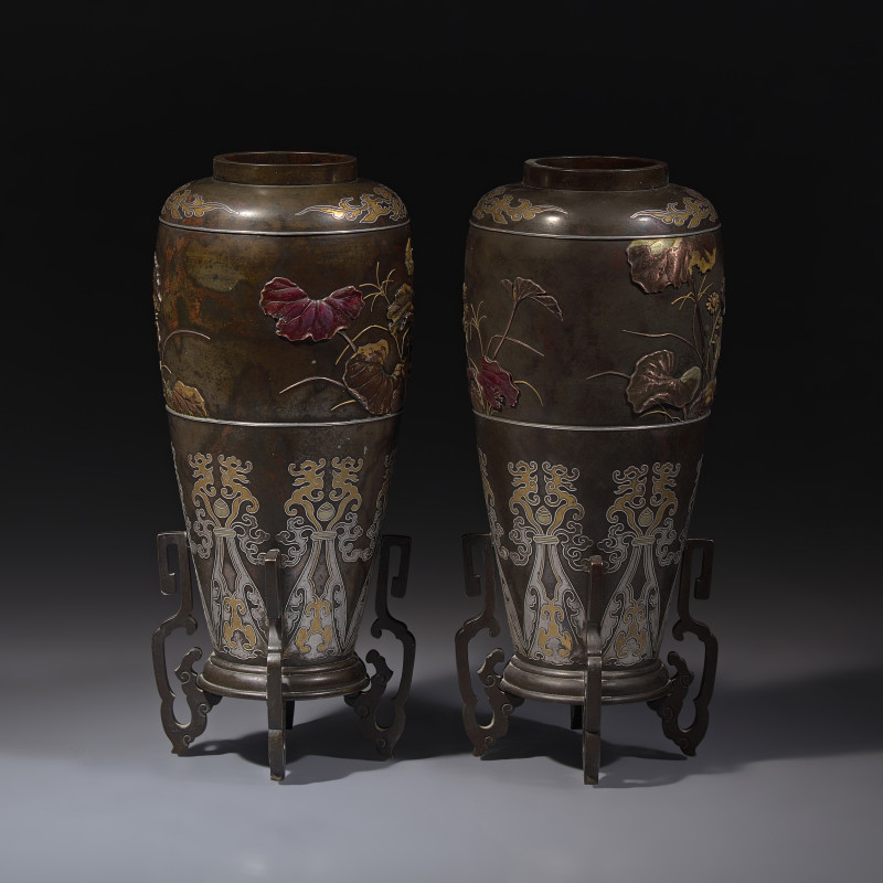 日本明治時期 或爲鈴木長吉造 銅瓶一對 | A Pair of Japanese Kaga Style Mixed Metal-Inlaid and Patinated Bronze Vases, Attributed to Suzuki Chokichi, Meiji Period - 图4