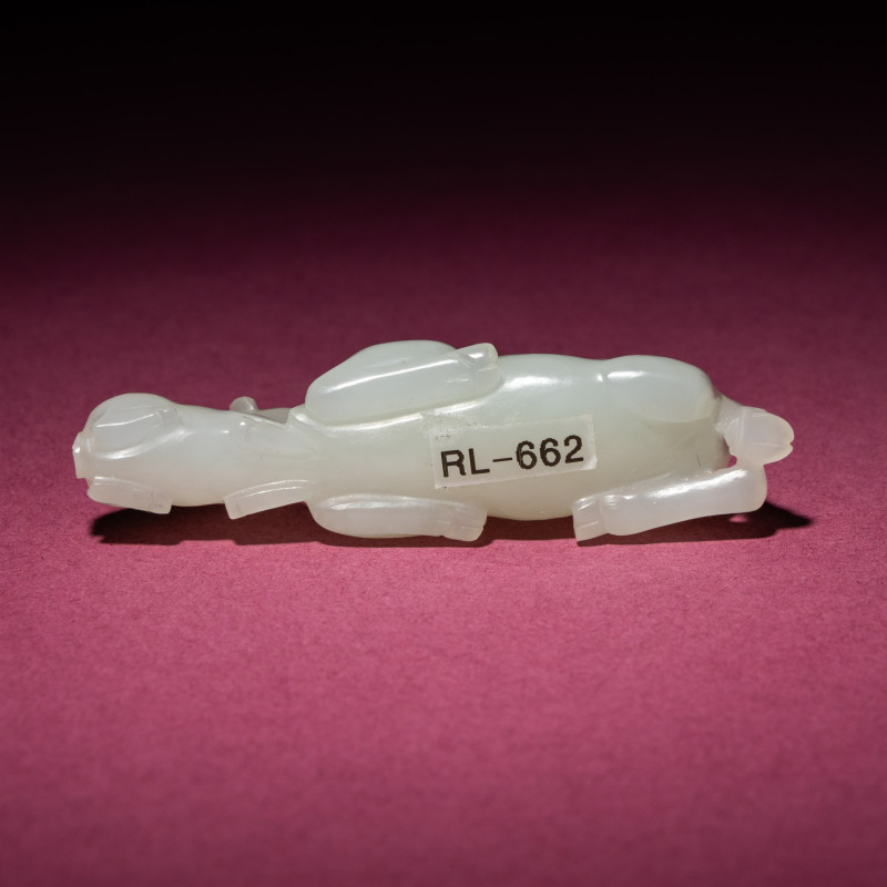 清中期 白玉雙羊把件 | A Chinese White Jade 'Rams' Group, 18th/19th Century - 图4