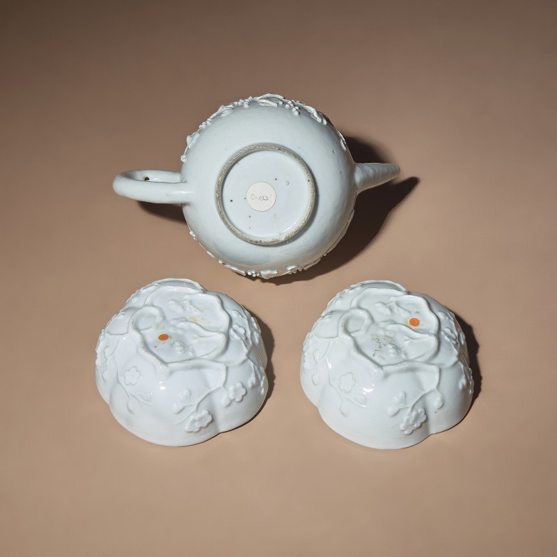 清中期 德化白瓷貼塑松鼠葡萄茶壺及茶碗一對 | A Chinese Blanc-de-Chine Molded Porcelain Covered Teapot and a Pair of Molded Floriform Bowls, 18th Century - 图3
