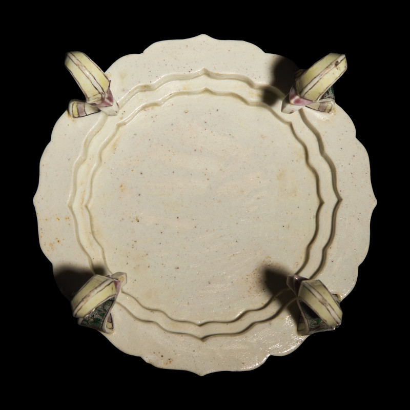 清晚期 五彩龍紋花口四足器座 | A Chinese Famille Verte Biscuit Floriform Stand, 19th Century - 图3