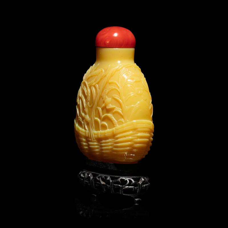 清中期 鷄油黃料花籃式稻穀鳥雀紋大鼻烟壺 | A Large Chinese Carved Yellow Peking Glass 'Basket' Snuff Bottle, 1750-1830 - 图4