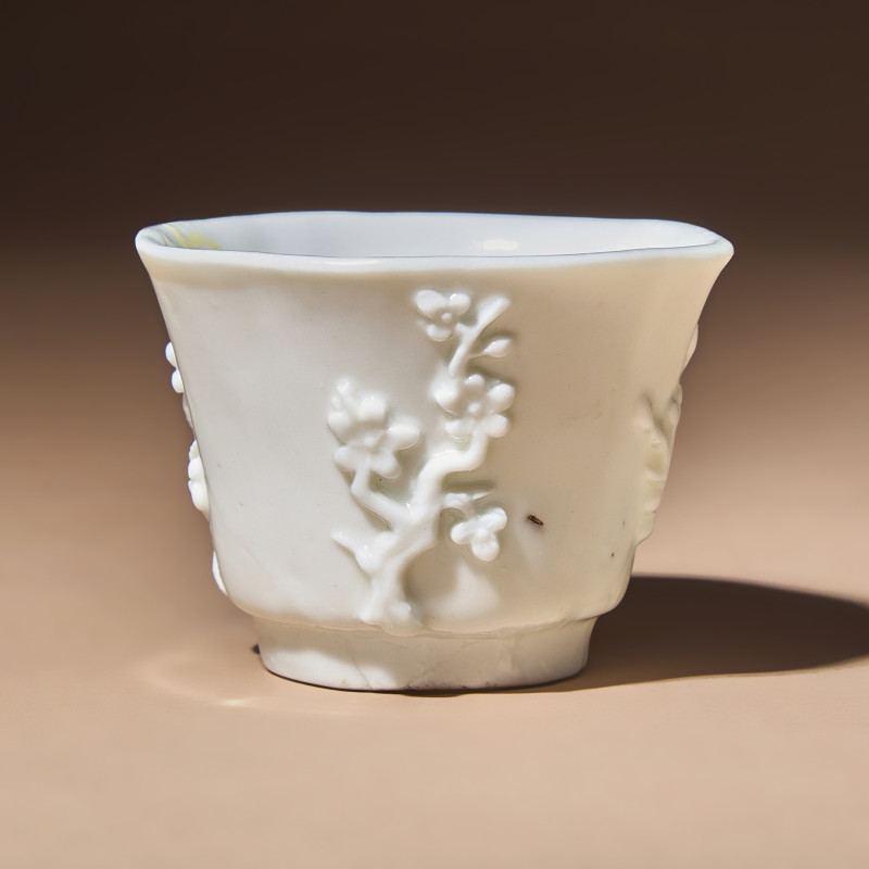 明末清初 德化白瓷貼塑梅紋花口杯 | A Chinese Blanc-de-Chine Porcelain Cup, 17th Century - 图3