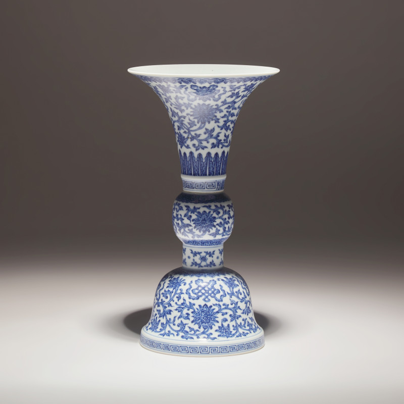 清嘉慶 青花纏枝蓮八吉祥花觚 | A Chinese Blue and White Porcelain Gu Vase, Jiaqing Mark and of the Period - 图2