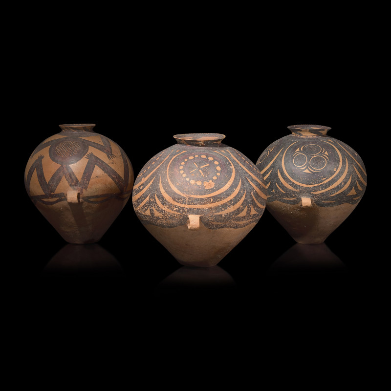 新石器時代 馬家窯文化馬廠型雙耳彩陶甕三只 | Three Large Chinese Painted Pottery Jars, Neolithic Period, Majiayao Culture, Machang Type - 图2