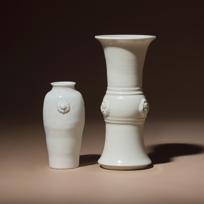 清中期 德化白瓷雙輔首耳筒瓶及花觚 | Two Chinese Blanc-de-Chine Porcelain Vases, 17th-18th Century - 图2