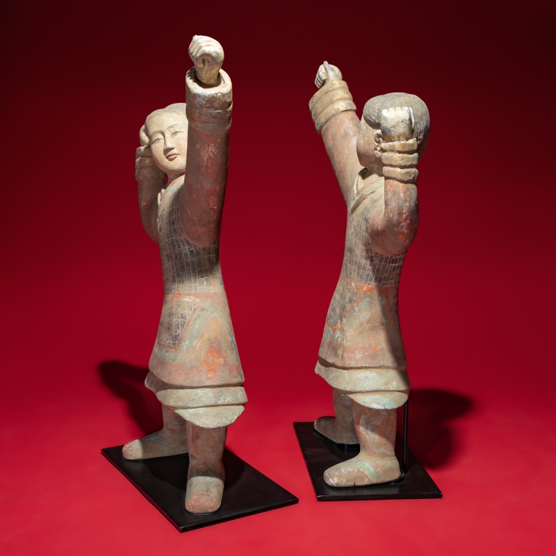 西漢 彩繪射姿立俑一對 | A Large Pair of Chinese Painted Pottery Archers, Western Han Dynasty - 图4