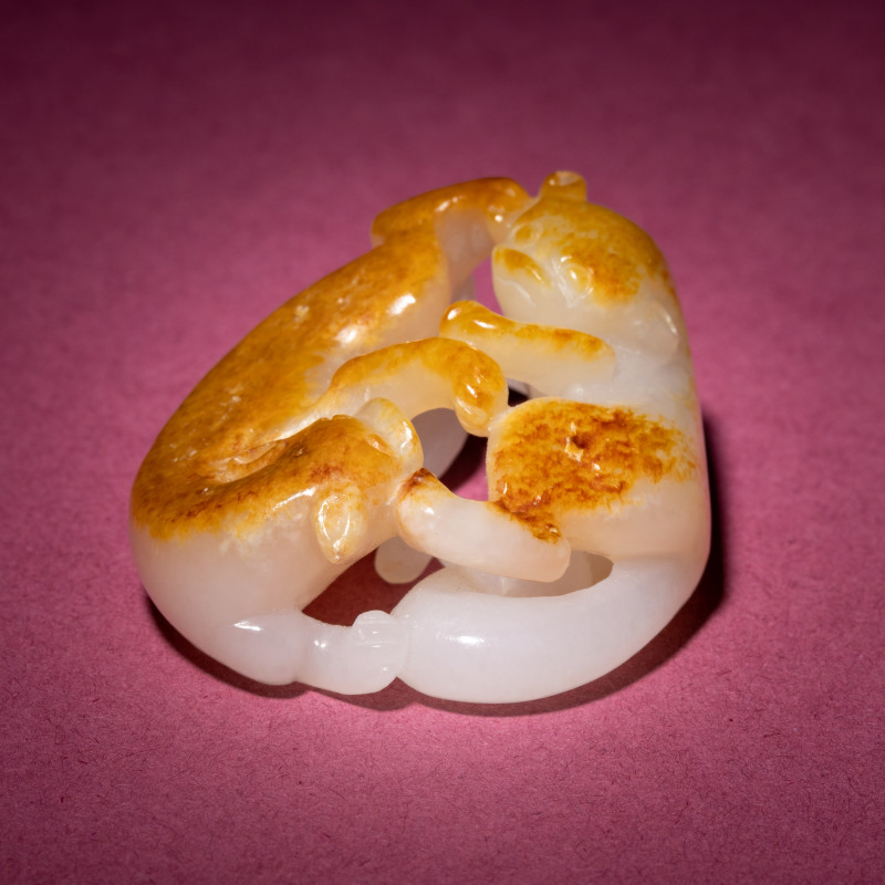 清中期 白玉帶皮如意雙歡佩 | A Chinese Russet and Jade 'Double Badger' Pendant, 18th/19th Century - 图3