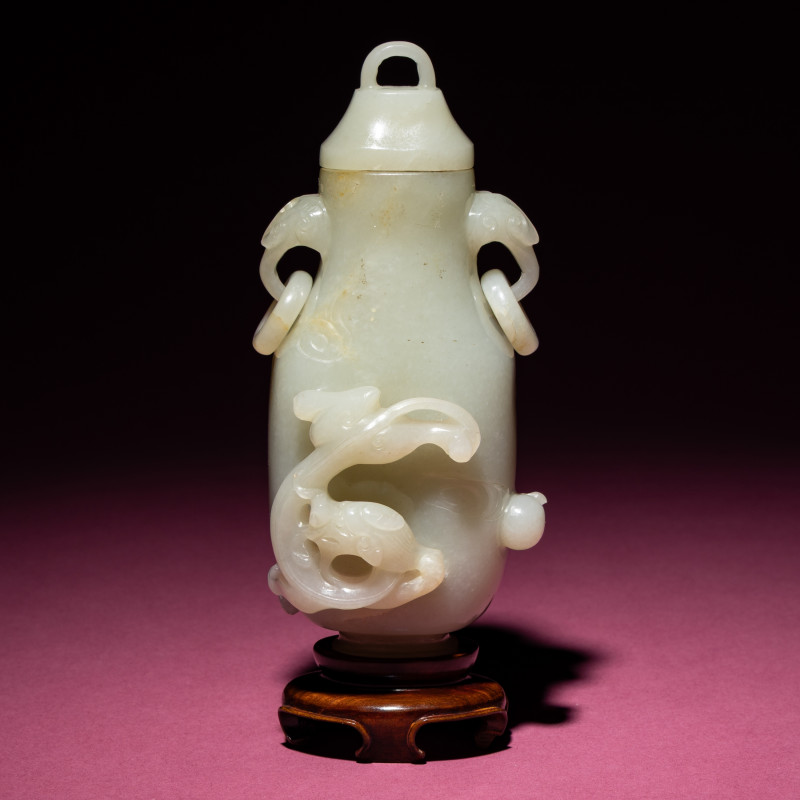 清中期 青白玉螭龍紋雙耳賞瓶 | A Chinese Pale Celadon Jade 'Dragon' Covered Vase, 18th/19th Century - 图3