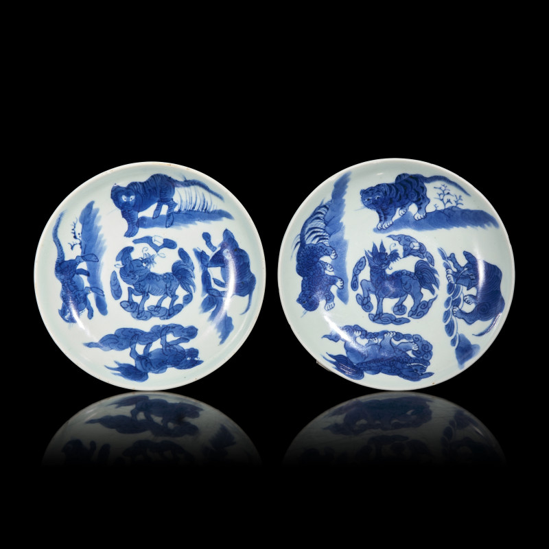 或爲清順治 青花瑞獸紋盤一對 | A Pair of Chinese Blue and White ‘Five Auspicious Beasts’ Dishes, Shunzhi Four-Character Marks and Possibly of the Period