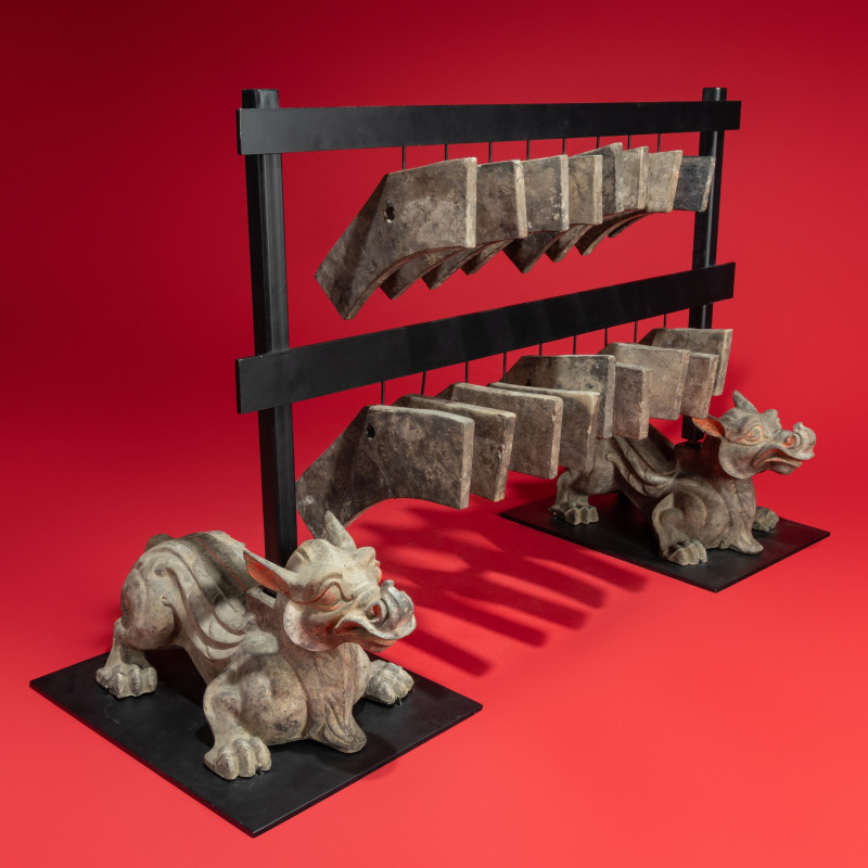西漢 灰陶編磬一組連辟邪座 | A Rare Chinese Painted Earthenware Chimera and Chimes Set, Qing and Bixie, Western Han Dynasty - 图3