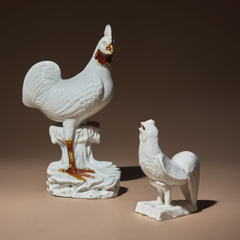清中期 德化白瓷雄鷄兩隻 | Two Chinese Blanc-de-Chine Porcelain Figures of Cockerels, 18th/19th Century - 图1
