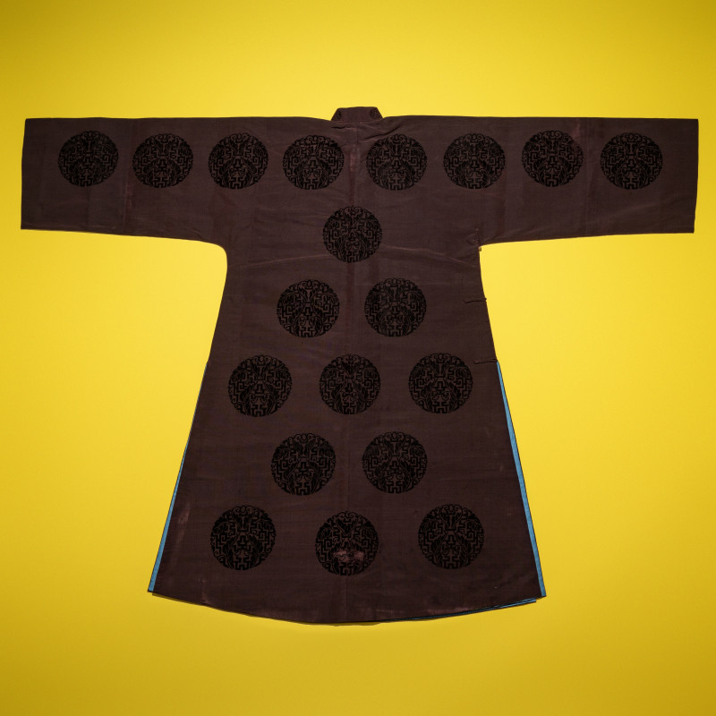 清晚期 醬地漳絨團壽紋袍 | A Chinese Dark Brown Cut Velvet Robe, 20th Century - 图4