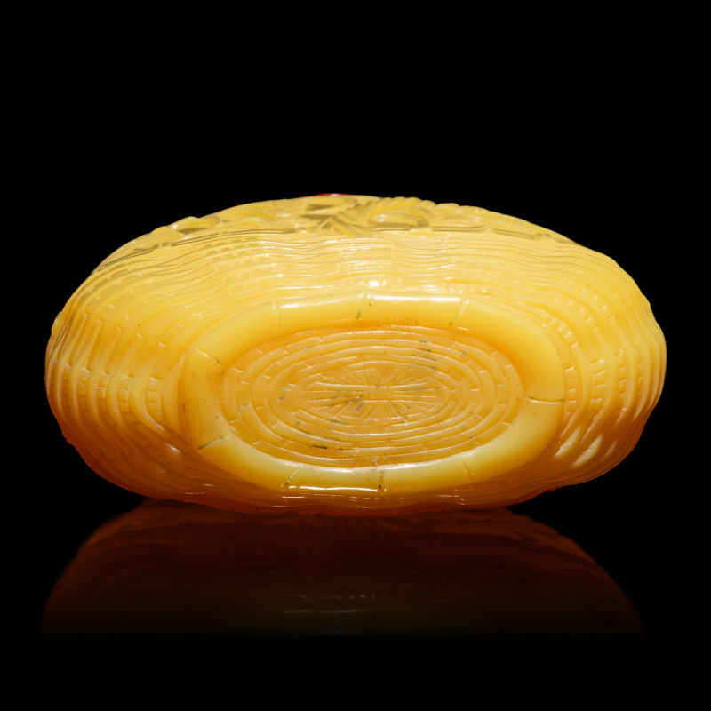 清中期 鷄油黃料花籃式稻穀鳥雀紋大鼻烟壺 | A Large Chinese Carved Yellow Peking Glass 'Basket' Snuff Bottle, 1750-1830 - 图5