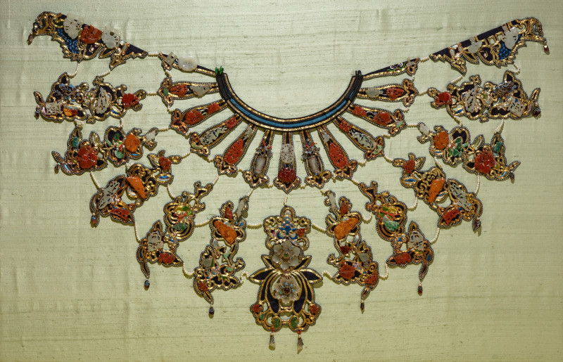 清晚期 盤金綉點翠鑲玉嵌寳珠珞云肩（附原盒） | A Rare Chinese Jade and Hardstone Embellished Collar with Box, Yunjian, Late Qing Dynasty - 图2