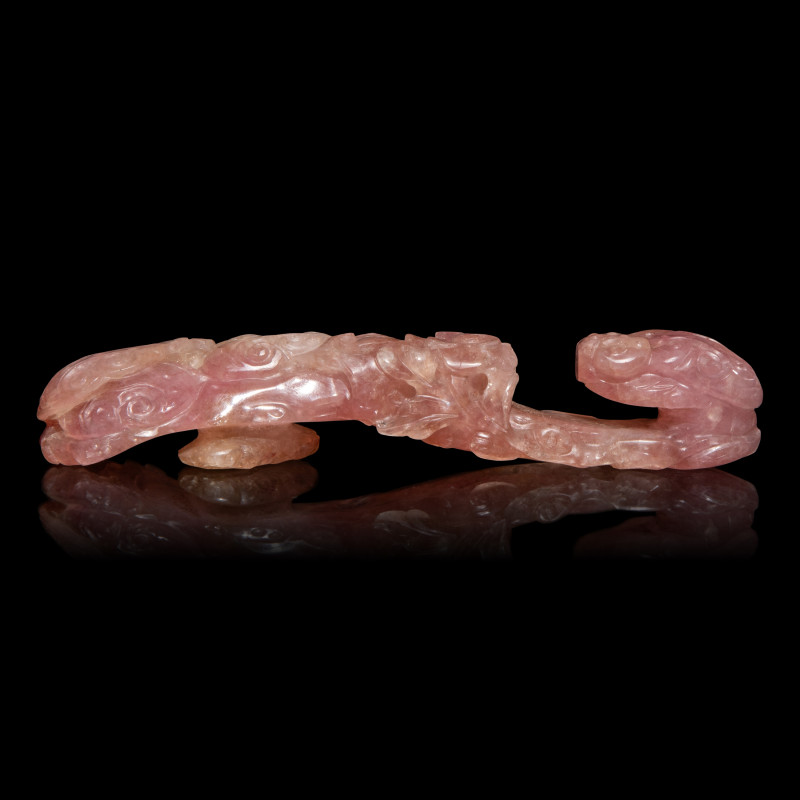 清晚期 碧璽螭龍帶鈎 | A Chinese Pink Tourmaline 'Dragon and Lingzhi' Belt Hook, 19th Century - 图2