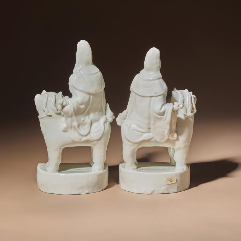 清早期 德化白瓷文殊菩薩一對 | A Matched Pair of Chinese Blanc-de-Chine Figural Groups of Bodhisattva Manjushri Sitting on Fu Lion, Late 17th Century - 图3