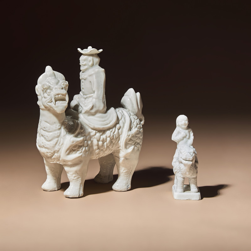 清中期 德化白瓷骑麒麟西人像兩件 | Two Chinese Blanc-de-Chine Porcelain Figural Groups of Foreigners Riding on Qilin, Late 17th-Early 18th Century - 图1