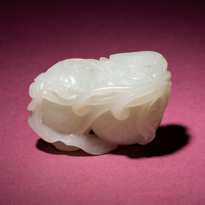 清中期 白玉雙蓮子把件 | A Chinese White Jade Carving of Double Lotus Pods, 18th/19th Century - 图10