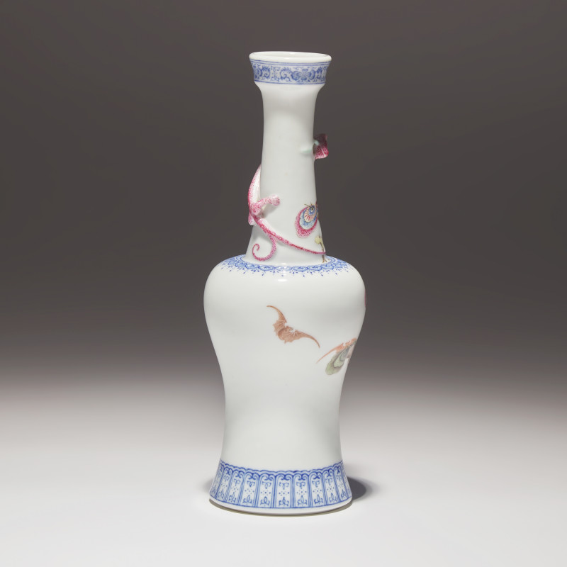 雍正款 粉彩靈芝紋盤螭龍搖鈴尊 | A Finely Decorated Chinese Enameled 'Lingzhi and Chilong' Porcelain Vase, Yongzheng Mark - 图3